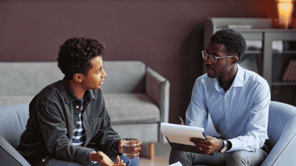 Apoie o desenvolvimento emocional do seu filho! Veja os benefícios da avaliação psicológica em adolescentes. Saiba mais na Pluralità.