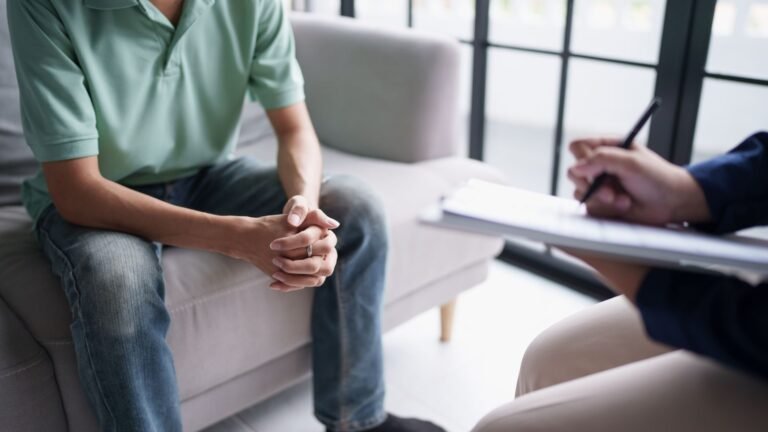 Identifique os sinais de que você precisa de apoio em saúde mental e descubra como buscar ajuda pode transformar sua vida.